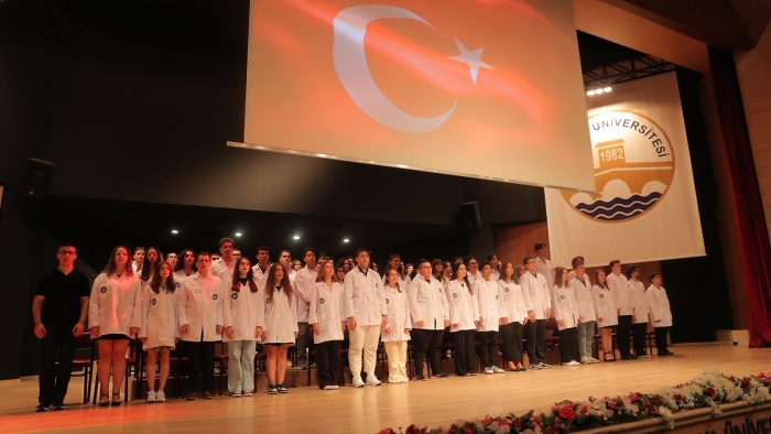 HEKİM ADAYLARI BEYAZ ÖNLÜKLERİNİ TÖRENLE GİYDİLER